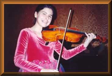 Maria (DeLuccia) Kowalski, nipote di J.J.DeLuccia, suona un violino DeLuccia